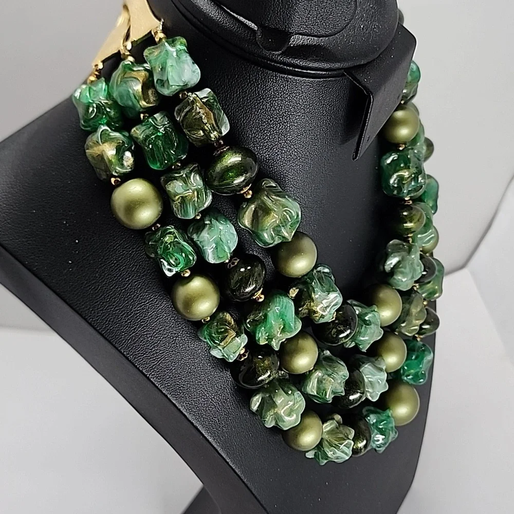 Vintage Elegant Green Beaded Necklace - Picture 6 of 9